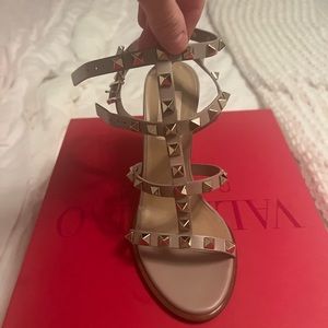 Authentic never worn before Valentino pumps size 36 color- P45 Poudre